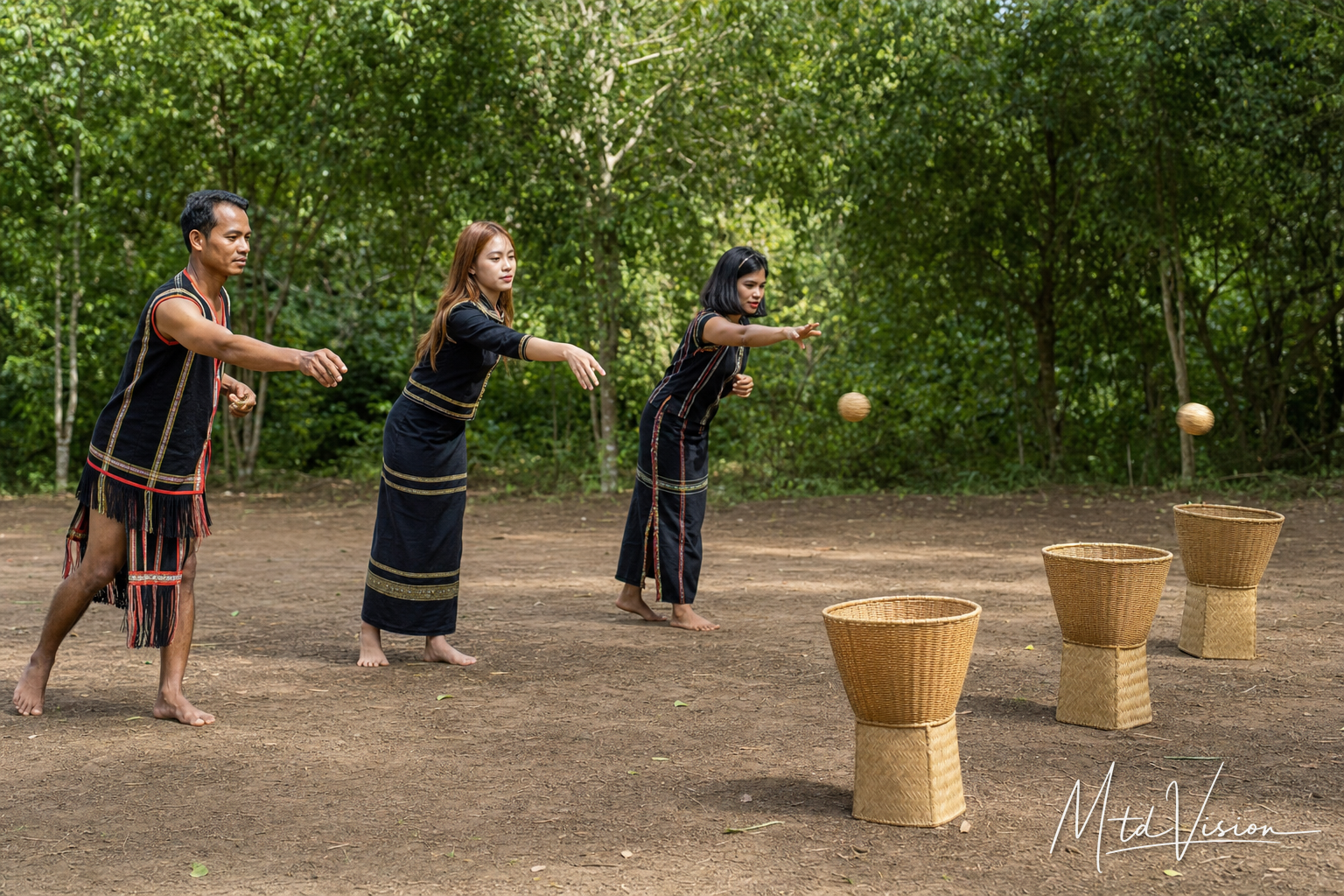 bi bhĭr: to throw or hurl, plural.