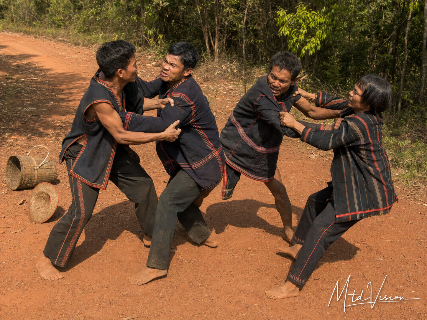 bi čĭk: To fight (plural).