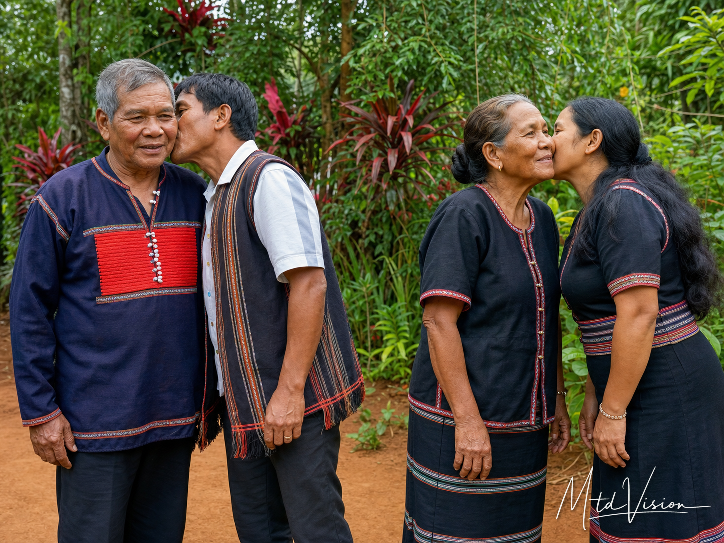 bi čŭm: To kiss (plural).