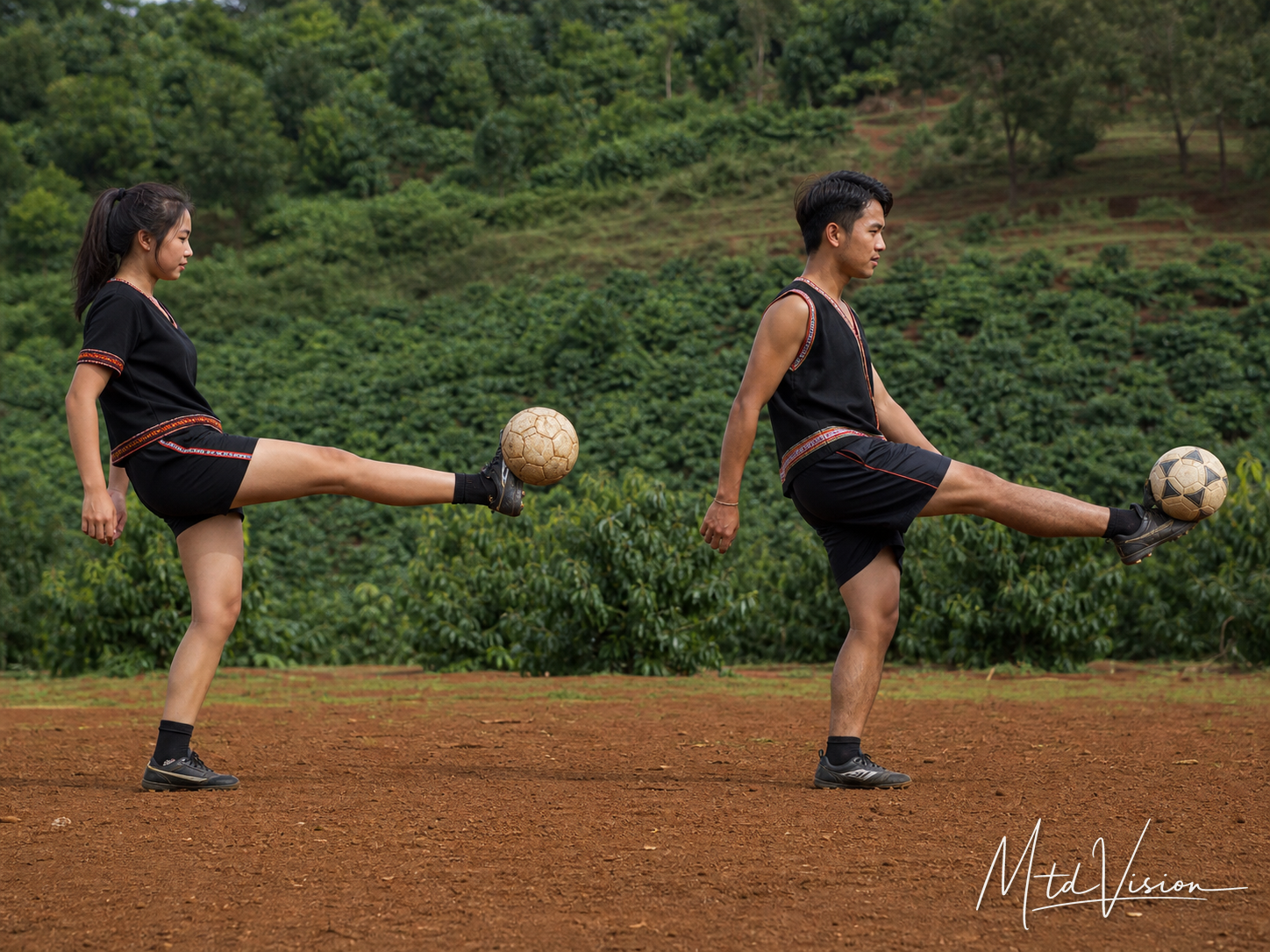 bi čưng: To kick (plural).