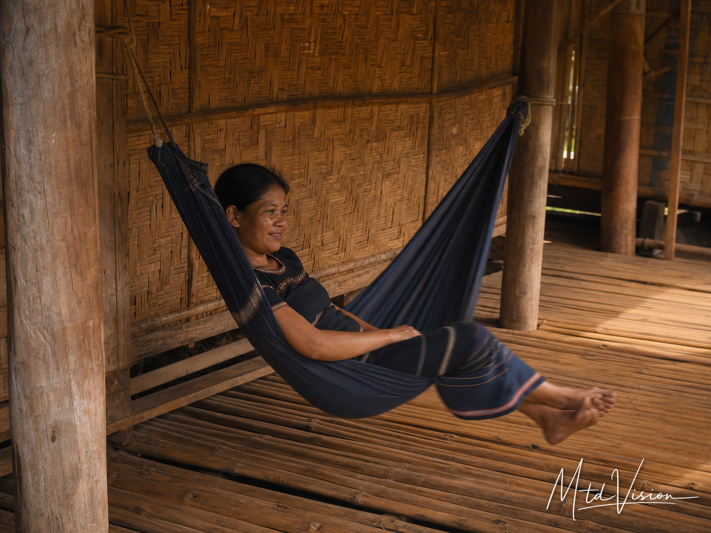 To swing (intransitive).
