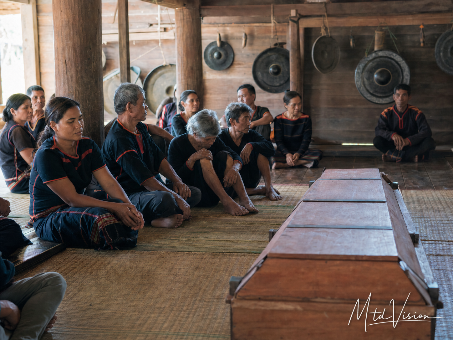 klei dơr: Burial, funeral, or interment.