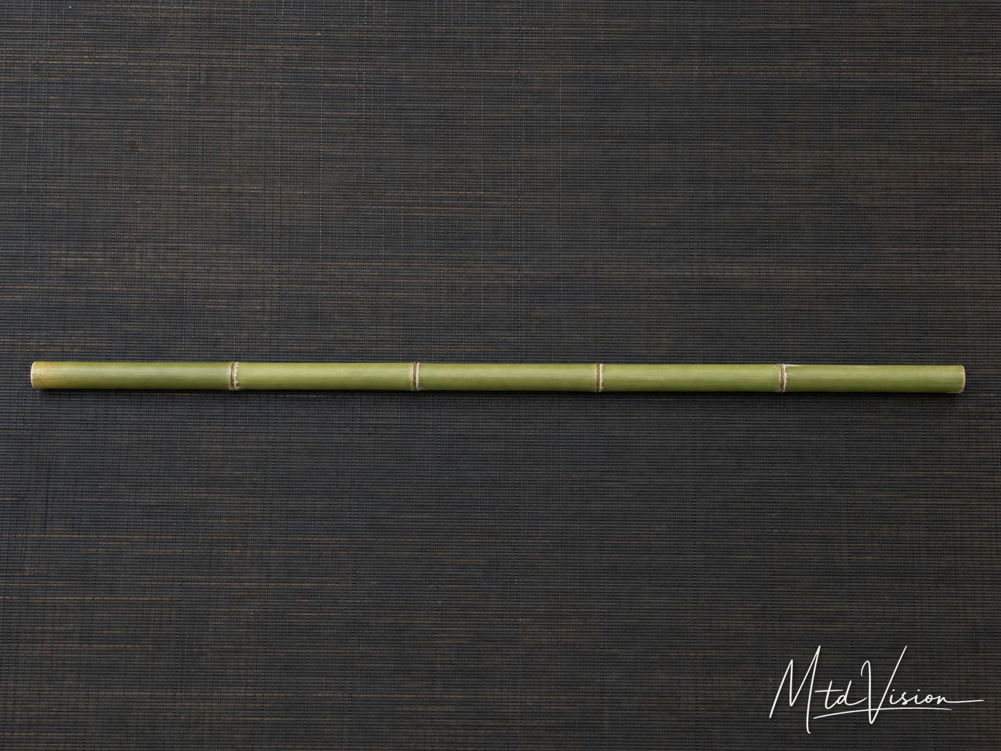 bi duêl: Aligned or placed end-to-end in a line.