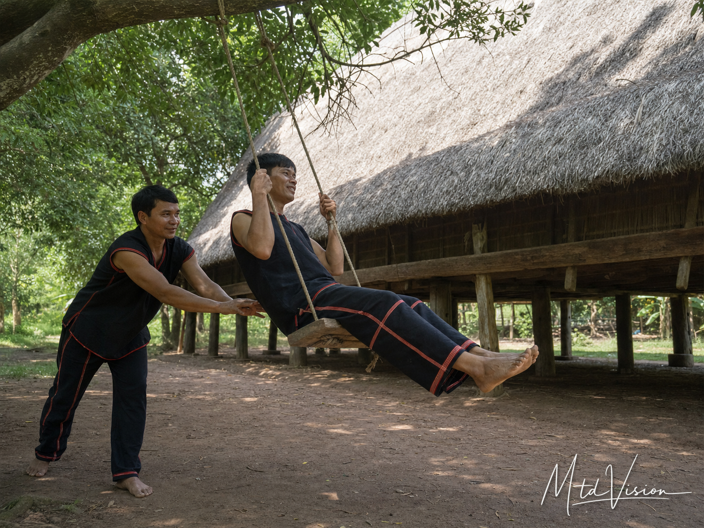 bi dŭng dai: To swing someone or something.