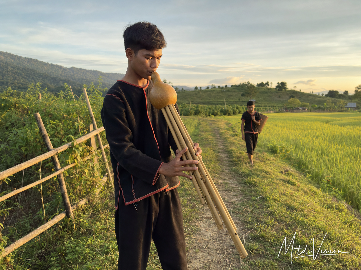 dĭng năm: Gourd mouth organ with six bamboo tubes.